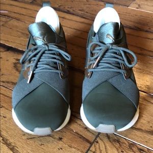 Puma women’s tennis shoes